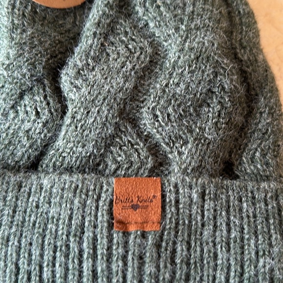 Britt’s Knits Mainstay Plushed-lined Pom Hat in marbled green - Picture 6 of 8